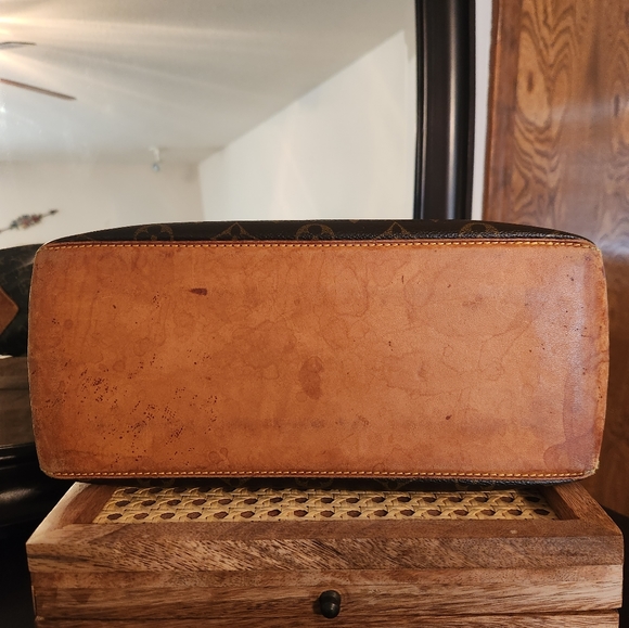 Authentic Louis Vuitton 💋 - Picture 3 of 8